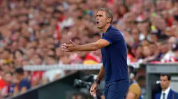 Pelatih Athletic Bilbao, Gaizka Garitano, memberikan arahan kepada pemainnya saat menghadapi Barcelona pada laga pekan pertama La Liga 2019-20 di stadion San Mames, Bilbao, Jumat (16/8). Barcelona kalah 0-1 dari Athletic Bilbao.
(AFP/Ander Gillenea)