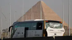 Sebuah bus wisata rusak setelah ledakan bom di jalan dekat Piramida Giza, Kairo, Minggu (19/5/2019). Informasi dari sumber keamanan di Mesir menyebut sedikitnya 17 orang dari berbagai kewarganegaraan terluka dalam insiden itu, salah satunya warga negara A