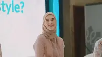 8 Model Gamis Kekinian Paula Verhoeven, Berkelas untuk Wanita dengan Tinggi di Atas 170 cm