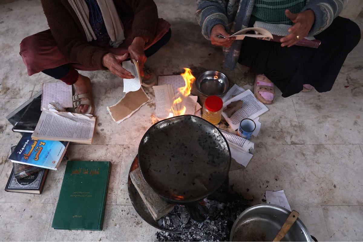 FOTO: Nestapa Warga Gaza:  Memasak dengan Buku Buku Bekas Universitas