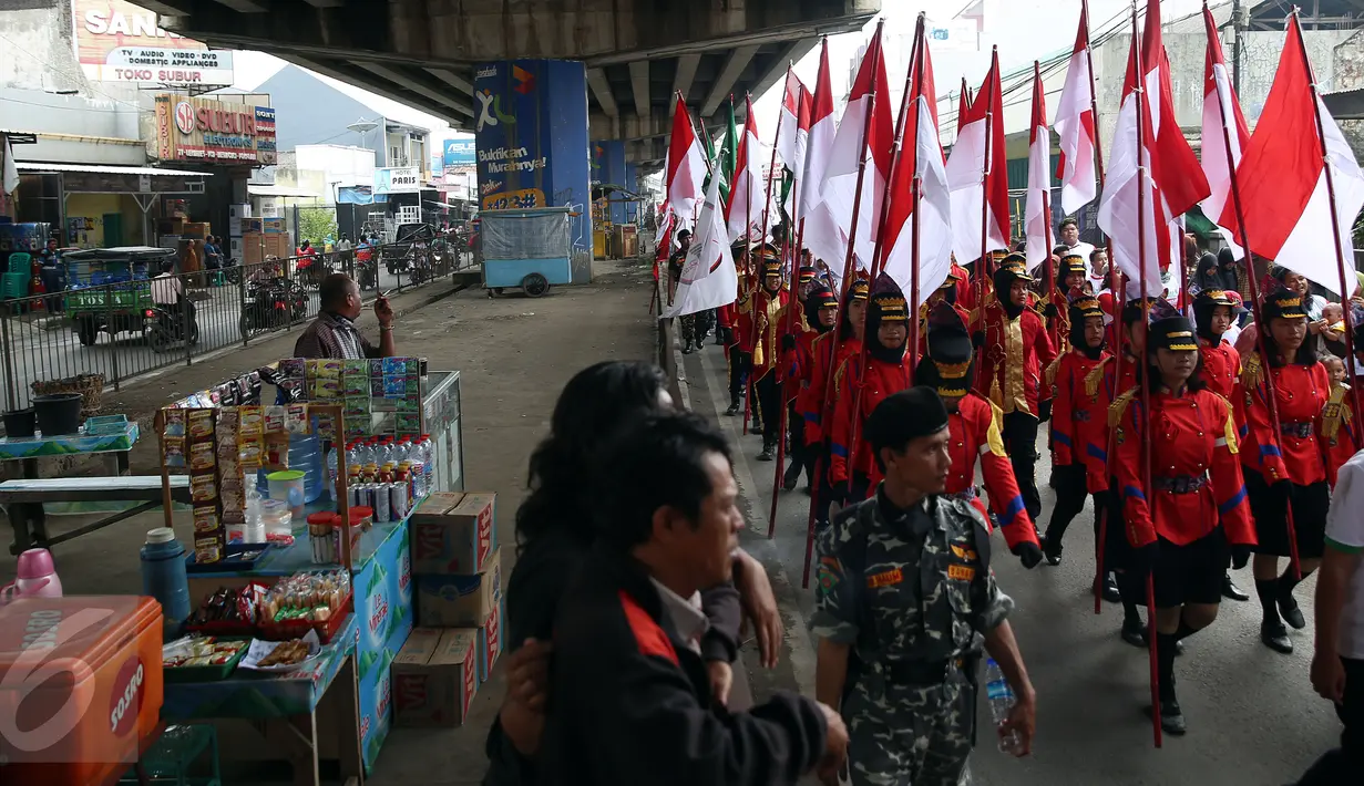 Warga menonton peserta Kirab Kebangsaan 'Bersatu Kita Teguh', Subang, Jawa Barat, Sabtu (4/3). Kirab Kebangsaan ini bertujuan untuk menggelorakan semangat kebinekaan, persatuan dan Pancasila sebagai ideologi bangsa. (Liputan6.com/Johan Tallo)