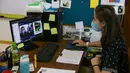 Suasana kegiatan belajar dengan metode blended learning (sistem pembelajaran campuran) di Lycee Francais De School, Jakarta, Jumat (28/5/2021). Sekolah ini menerapkan sistem pembelajaran tatap muka dengan daring agar ruang kelas hanya diisi 50 persen kapasitas siswa. (Liputan6.com/Faizal Fanani)