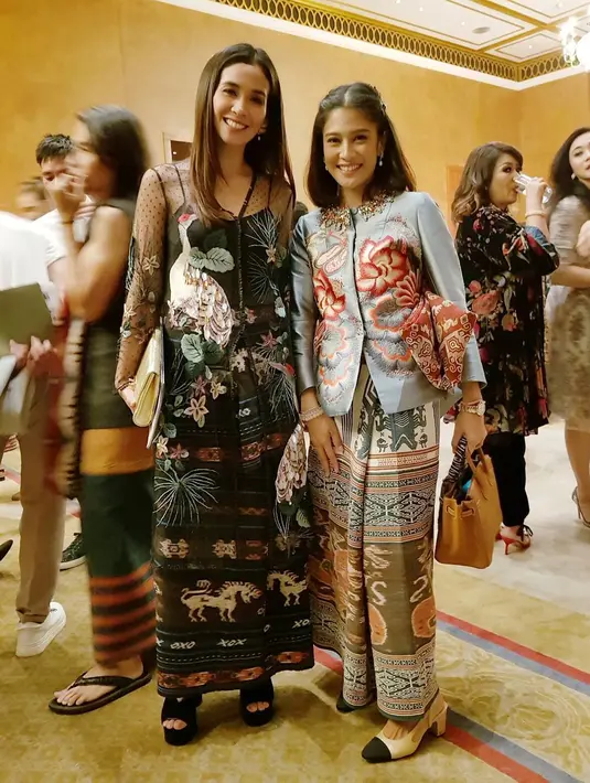 Selain acara sehari-hari, Dian pun juga gemar mengunjungi acara formal dengan memakai baju etnik seperti ini. Cantik dan berwibawa, dua kata yang cocok untuk memuji ibu dua anak ini. (Instagram/therealdisastr)