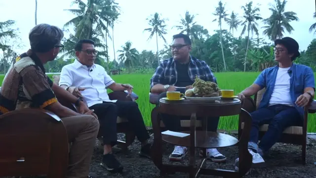 Perbincangan KSP Moeldoko dan Ndarboy beserta seniman lainnya.