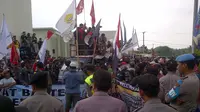 Demonstran juga menuntut pembatalan pencabutan moratorium reklamasi, dan menolak perizinan pertambangan pasir laut di Banten. (Liputan6.com/Yandhi Deslatama)