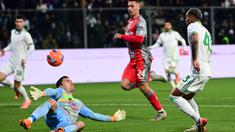 Emil Audero harus menelan pil pahit setelah gawangnya tiga kali dibobol oleh pemain AS Roma dalam lanjutan Serie A 2025/2026, Minggu (23/11/2025) malam WIB. (AFP/Piero Cruciatti)