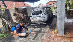 Polisi olah TKP, pria bakar rumah dan mobil istri siri karena tepergok selingkuh dan main judi (Istimewa)