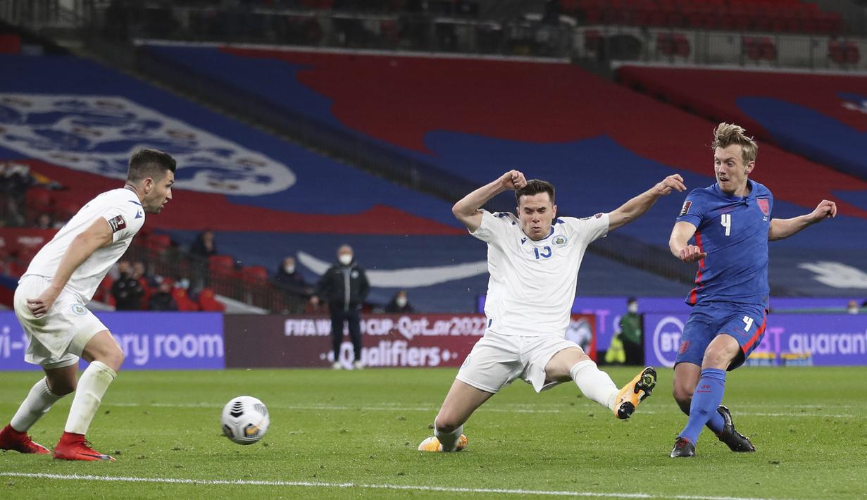 Gelandang Inggris, James Ward-Prowse (kanan) melepaskan tendangan yang berbuah gol pertama Inggris ke gawang San Marino dalam laga Kualifikasi Piala Dunia 2022 Zona Eropa Grup I di Wembley Stadium, London, Kamis (25/3/2021). Inggris menang 5-0 atas San Marino. (AP/Carl Recine/Pool)