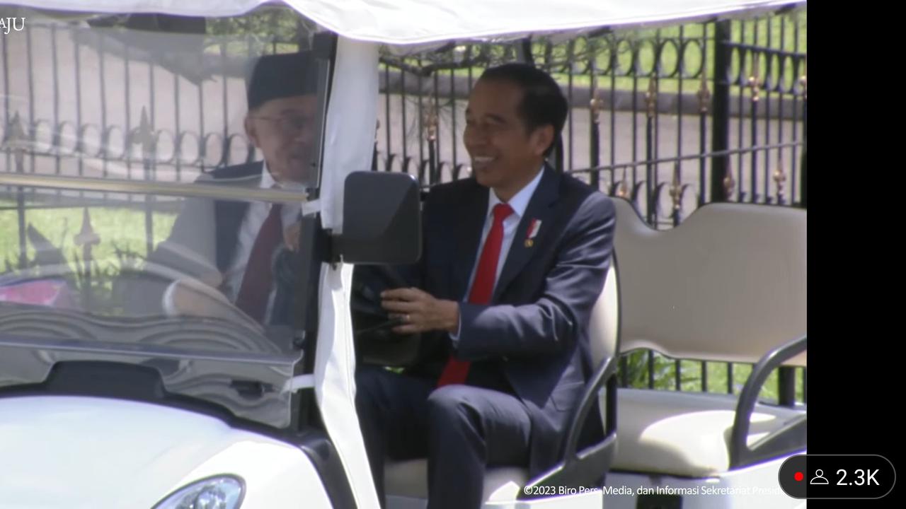 Presiden Joko Widodo atau Jokowi mengajak Perdana Menteri (PM) Malaysia Anwar Ibrahim berkeliling Kebun Raya Bogor Jawa Barat, Senin (9/1/2023). (Youtube Sekretariat Presiden)