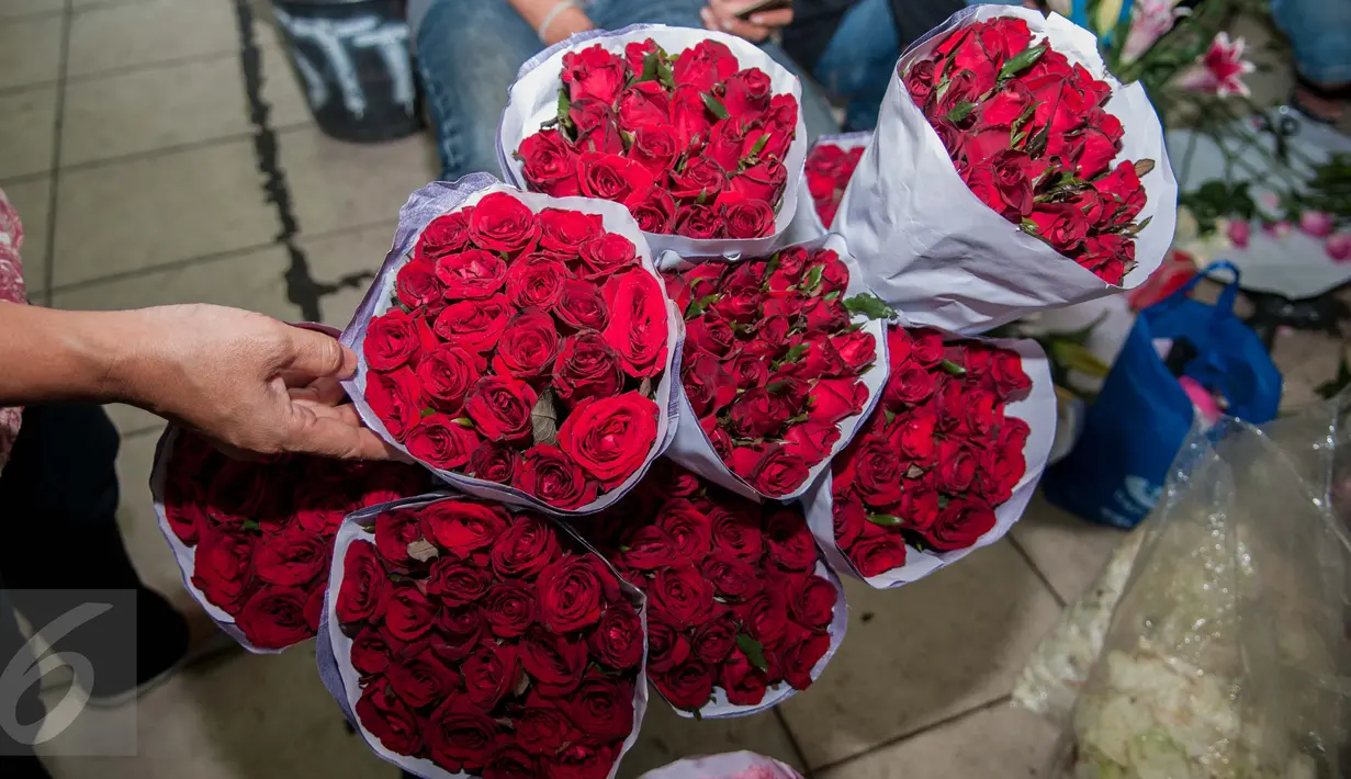 Bunga mawar di Pasar Bunga Rawa Belong, Jakarta, Selasa (14/2). Saat Hari Valentine penjualan jenis bunga yang dipasarkan seharga Rp35 ribu hingga Rp800 ribu mengalami kelonjakan hingga 20 persen dari harga biasanya. (Liputan6.com/Gempur M Surya)