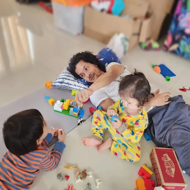 [Fimela] Terlihat Berkarisma, Ini 6 Potret Edward Akbar Saat Momong 2 Anaknya