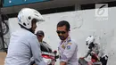 Petugas Dishub DKI mengangkut sepeda motor yang terjaring operasi penertiban di kawasan Pasar Tanah Abang, Jakarta, Senin (21/5). Razia pada hari kelima puasa tersebut digelar untuk menertibkan parkir liar selama Ramadan. (Liputan6.com/Arya Manggala)