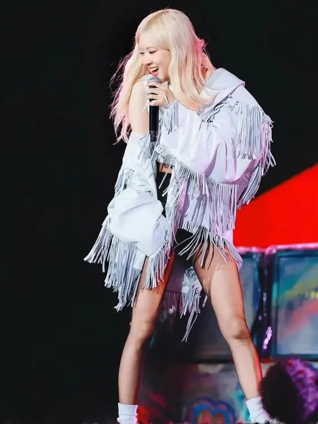 Gaya Boho Chic Rose BLACKPINK Jadi Guest Star Konser Coldplay Korea Setelah TWICE dan Jin BTS, Bawakan Lagu Hits APT