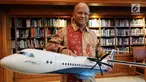 Komisaris PT Regio Aviasi Industri Ilham Habibie saat sesi foto di samping Replika Pesawat R80 seusai melakukan penandatanganan Partneship Agreement dengan investor R80, Jakarta, Kamis (22/2). (Liputan6.com/JohanTallo)