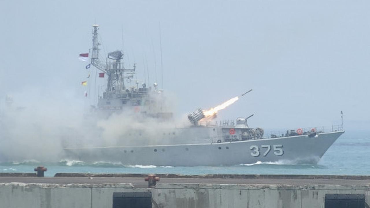 Geladi resik HUT TNI, warga tonton peluncuran rudal dari dekat