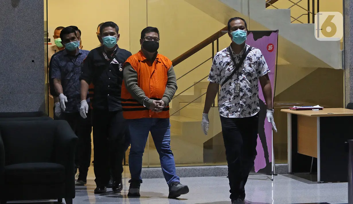 Salah satu tersangka kasus korupsi bansos Covid-19 digiring petugas di Gedung KPK, Jakarta, Minggu (6/12/2020) dini hari. KPK menahan tiga orang tersangka yakni pejabat pembuat komitmen di Kemensos Matheus Joko Santoso serta pihak swasta Ardian IM dan Harry Sidabuke (Liputan6.com/Herman Zakharia)