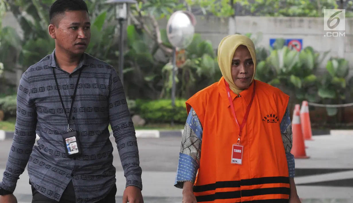 Anggota DPRD Kota Malang Wiwik Hendri Astuti dikawal petugas berjalan menuju gedung KPK, Jakarta, Selasa (17/4). Wiwik diperiksa terkait dugaan suap pembahasan APBD-P Pemerintah Kota Malang Tahun 2015. (Merdeka.com/Dwi Narwoko)