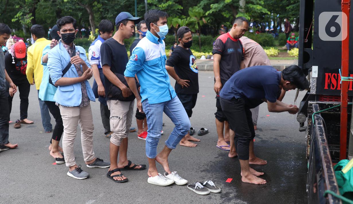 FOTO: Sholat Berjemaah di Sela Peringatan Hari Buruh ...