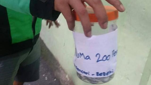 Driver tersebut mengembalikan uang Rp 200 kepada konsumen yang memberinya bintang satu