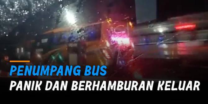 VIDEO: Penumpang Berhamburan Keluar Saat Bus Mogok di Perlintasan Kereta