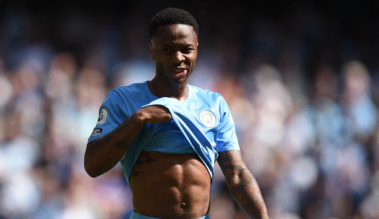 Raheem Sterling. Striker asal Inggris ini telah 7 musim memperkuat Manchester City sejak 2015/2016. Ia selalu menjadi pilihan utama di lini tengah The Citizens hingga musim lalu. Musim ini meski hanya sekali absen di Liga Inggris, namun sebagian besar dimulai dari bangku cadangan. (AFP/Oli Scarff)
