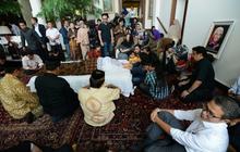 Suasana duka di kediaman Adnan Buyung Nasution