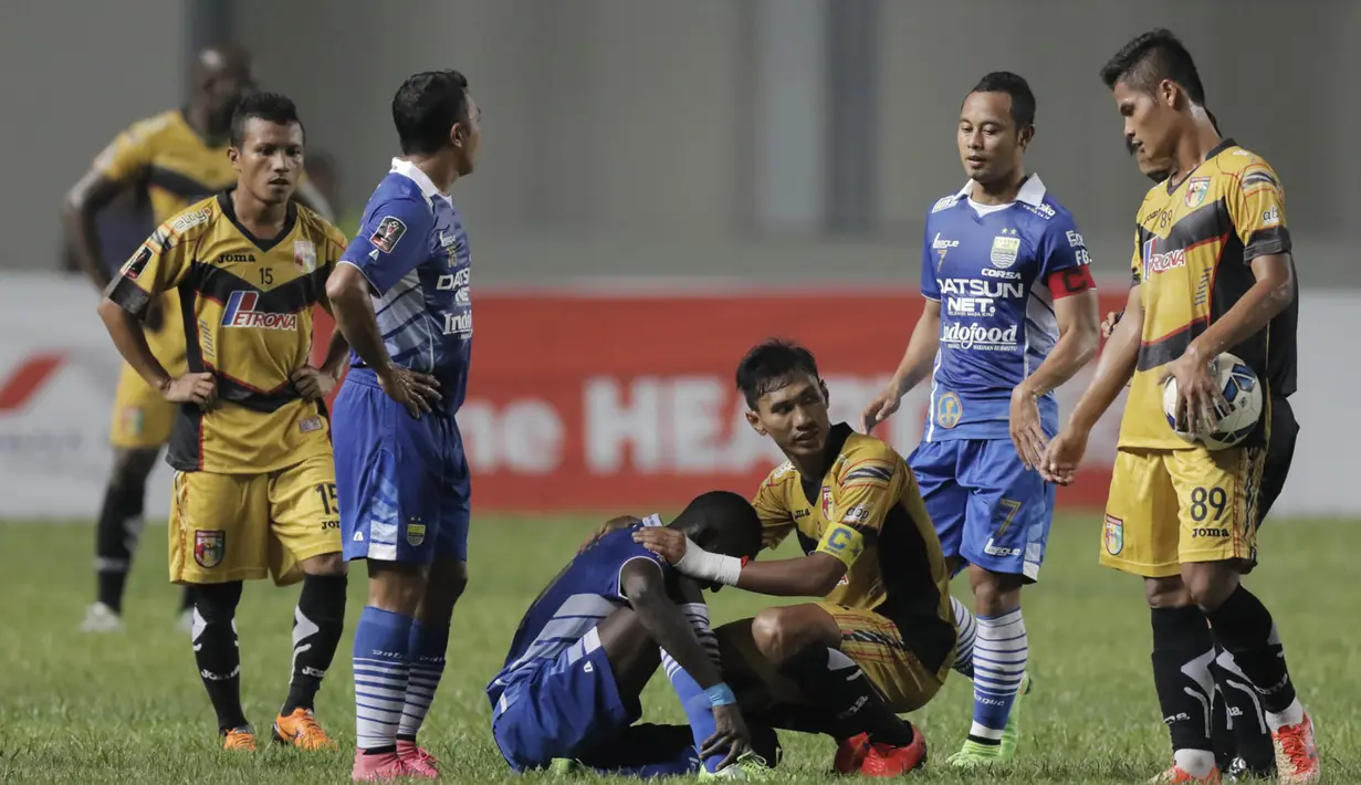 Pemain Mitra Kukar, Zulkifli Syukur melakukan tindakan sportif usai melanggar pemain Persib, Makan Konate pada leg pertama semi final Piala Presiden di Stadion Aji Imbut, Tenggarong, Minggu (4/10/2015). (Bola.com/Vitalis Yogi Trisna)