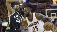 LeBron James (kanan) saat Cavaliers cukur Toronto Raptors (AP Photo/Tony Dejak)