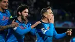 Pemain Napoli Piotr Zielinski (kanan) merayakan setelah mencetak gol ke gawang Eintracht Frankfurt pada pertandingan sepak bola leg kedua babak 16 besar Liga Champions di Stadion Diego Armando Maradona, Naples, Italia, Rabu (15/3/2023). Napoli berhasil mengalahkan Eintracht Frankfurt untuk mengamankan tiket perempat final. (AP Photo/Gregorio Borgia)