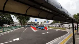 Jalur khusus angkutan umum terlihat di Stasiun Tanah Abang, Jakarta Pusat, Jumat (5/6/2020). Selain jalur khusus angkutan umum, fasilitas untuk pejalan kaki di Stasiun Tanah Abang juga diperbarui agar penumpang lebih aman dan nyaman. (Liputan6.com/Johan Tallo)