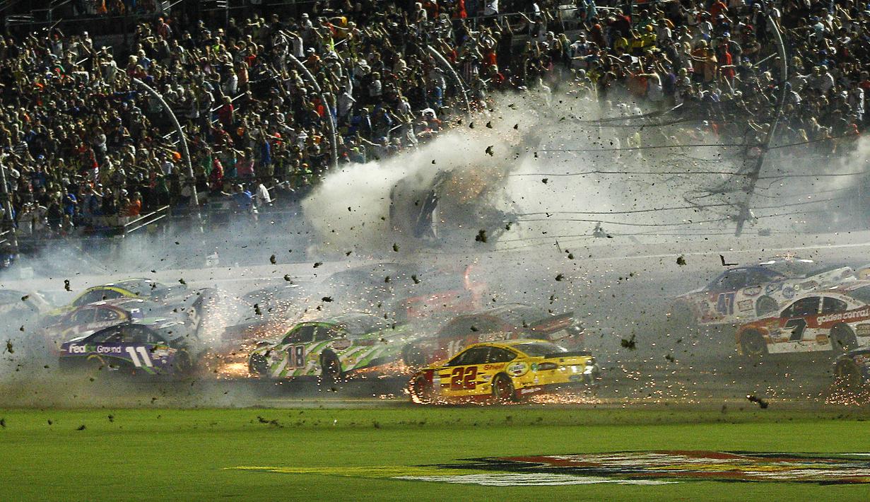 Mobil Austin Dillon terbang dan tersangkut di pagar pembatas. Beruntung Austin Dillon selamat. (Reuters/Reinhold Matay-USA TODAY Sports)