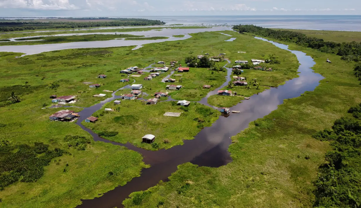 Pemandangan udara rumah panggung di Congo Mirador, negara bagian Zulia, Venezuela, pada 6 September 2021. Kehidupan indah di Congo Mirador, sebuah desa rumah panggung yang tampak mengapung di perairan laguna di Zulia (barat), tenggelam dalam lumpur dan gulma. (Federico PARRA/AFP)