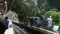 Sebuah stasiun kereta api tertimpa pohon tumbang akibat topan mindulle di Tokyo, Senin (22/8). Ratusan penerbangan serta perjalanan kereta api dibatalkan akibat terjangan Topan Mindulle di Ibu Kota Jepang. (Jiji Press/AFP)