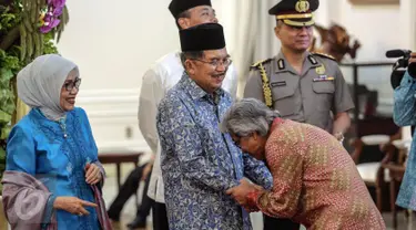 Wakil Presiden Jusuf Kalla menggelar open house perayaan Idul Fitri 1436 H di Istana Wakil Presiden, Jakarta, Jumat (17/7/2015). Sejumlah menteri dan politisi hadir dalam open house yang diselenggarakan Wapres Jusuf Kalla. (Liputan6.com/Faizal Fanani)