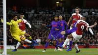 Striker Arsenal, Alexandre Lacazette, berusaha membobol gawang Liverpool yang dijaga Alisson Becker pada laga Premier League di Stadion Emirates, London, Minggu (3/11). Kedua klub bermain imbang 1-1. (AFP/Ian Kington)