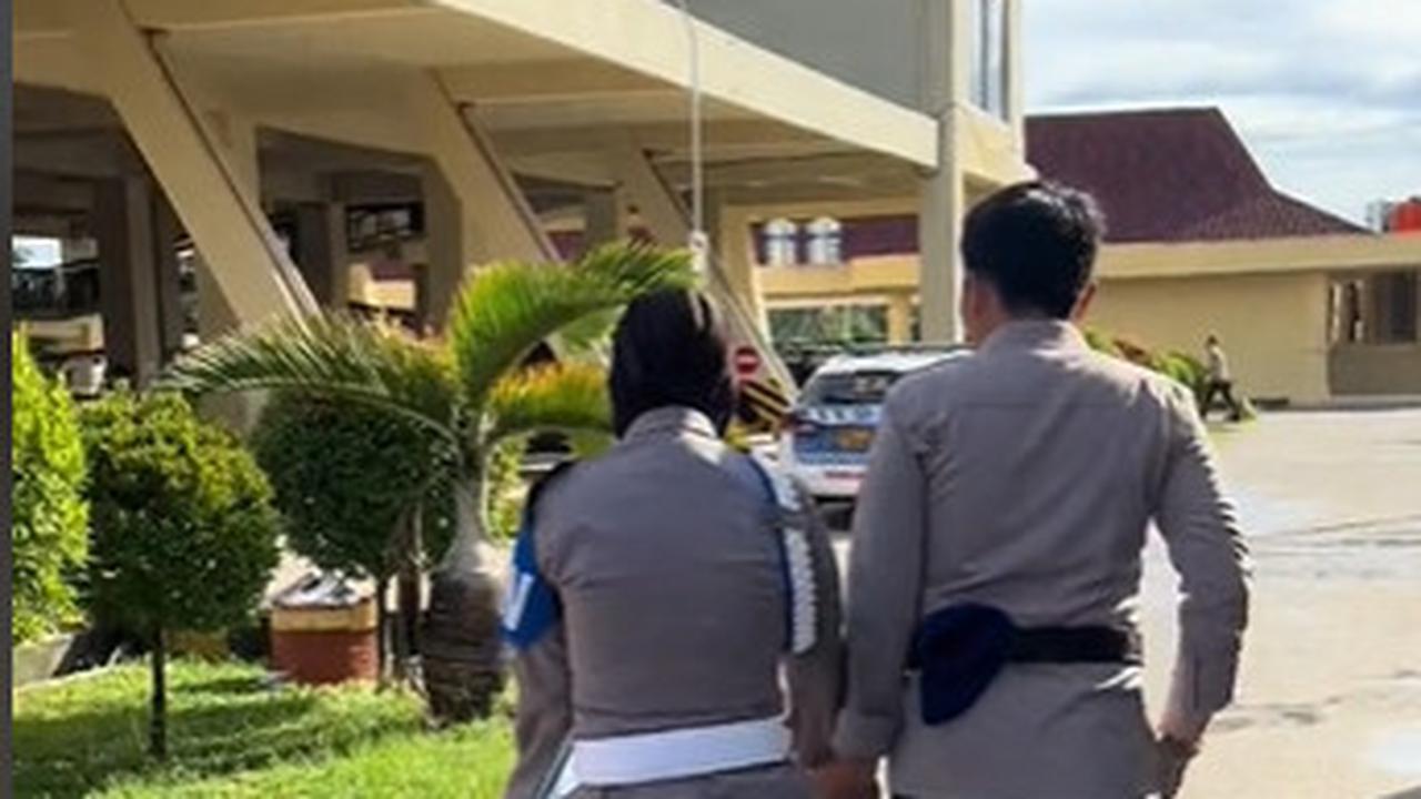 Bripda Aldino dan Bripda Thia pun diminta gandengan tangan dengan mesra saat akan meninggalkan komandannya.