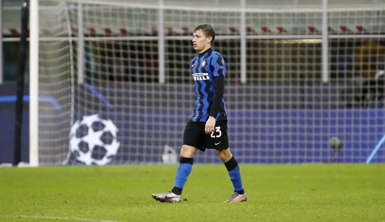 Gelandang Inter Milan, Nicolo Barella meninggalkan lapangan usai bertanding melawan Shakhtar Donetsk dalam laga lanjutan Grup B Liga Champions di stadion San Siro di Milan, Italia, Kamis (10/12/2020). Inter Milan hanya bermain imbang 0-0 dengan Shakhtar Donetsk. (AP Photo/Antonio Calanni)