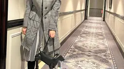Dia memadukan bajunya dengan rok pleats potongan 7/8 dengan warna yang senada dengan bajunya. Model busana layering ini sangat cocok dengan postur tubuhnya yang tinggi.