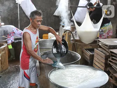 Pekerja menyelesaikan pembuatan tahu di industri rumahan kawasan Jakarta, Selasa (17/12/2019). Pemerintah resmi memangkas bunga Kredit Usaha Rakyat (KUR) dari 7 persen menjadi 6 persen, kebijakan ini mulai berlaku pada Januari 2020 mendatang. (Liputan6.com/Angga Yuniar)