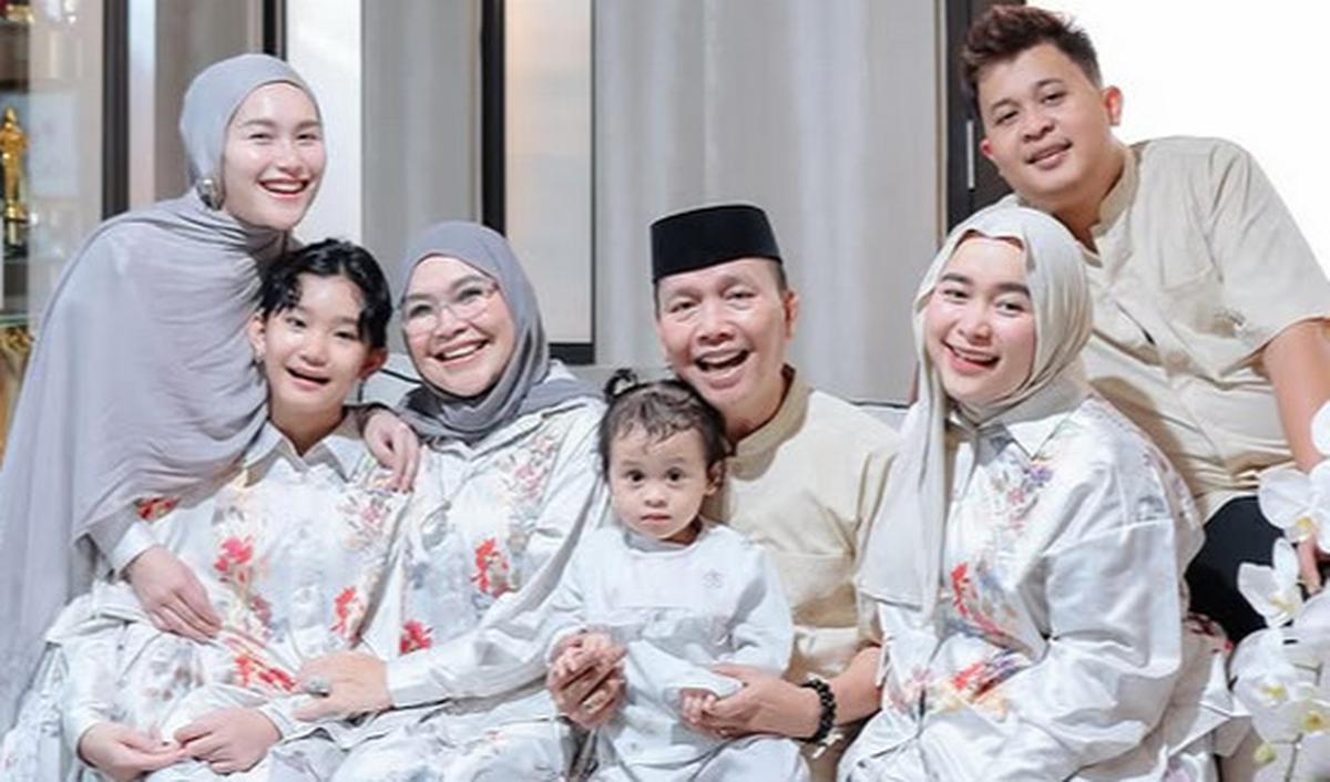 Potret Ayu Ting Ting Kompak Bareng Keluarga Rayakan Idul Adha 2025 dengan Seragam dan Kurban Sapi Limosin