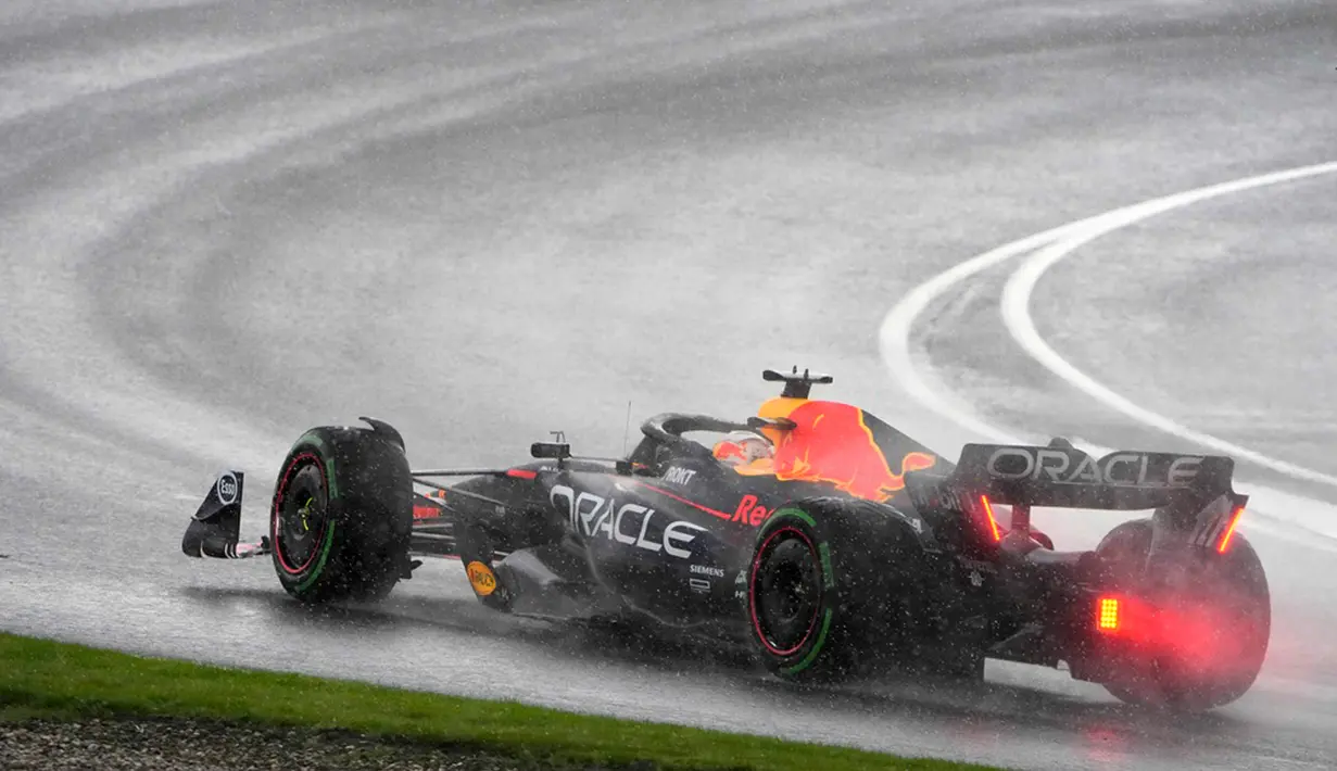 Tiga pembalap mencatatkan hasil DNF (did not finish) alias gagal finis akibat kondisi lintasan yang licin karena hujan. Zhou Guanyu dari Alfa Romero, Logan Sargeant dari tim William hingga andalan Ferrari Charles Leclerc harus menerima kenyataan gigit jari. (AP Photo/Peter Dejong)