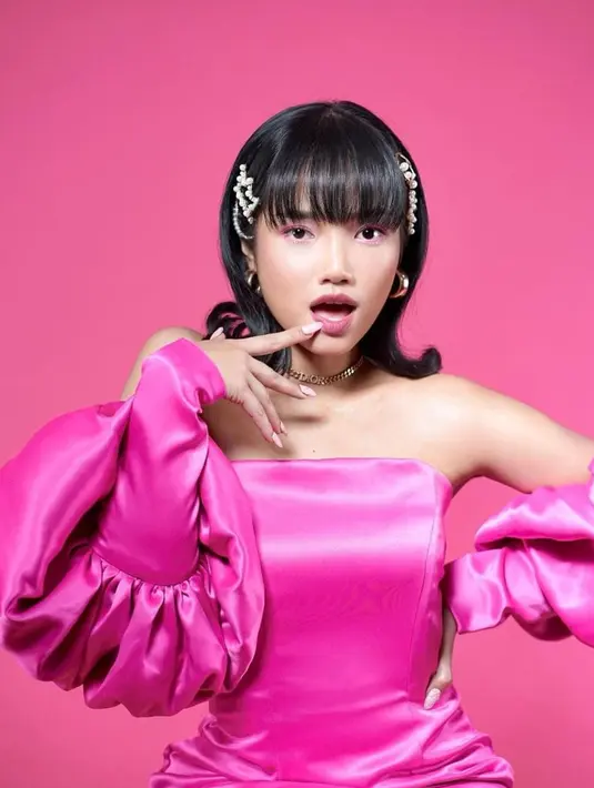 Di pemotretan kali ini, Fuji terlihat cantik dengan gaun berwarna pink.[instagram/fuji_an]