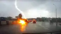 Sebuah dashcam di Novosibirsk, Rusia baru-baru ini menunjukkan sebuah crossover disambar petir dua kali berturut-turut saat berkendara di jalan raya. (Carcoops)