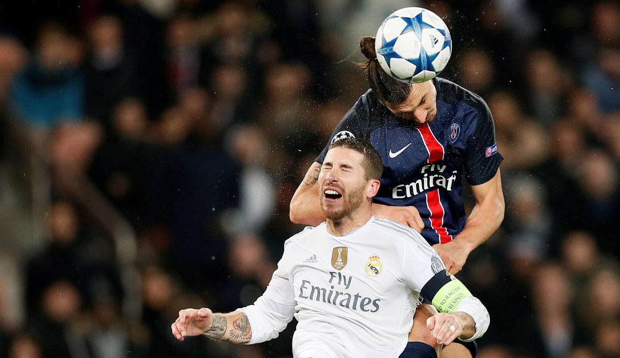Duel udara antara Sergio Ramos (depan) dan Zlatan Ibrahimovic di lanjutan Grup A Liga Champions di Stadion Parc des Princes, Paris, Prancis, Kamis (22/10/2015) dini hari WIB. (EPA/Ian Langsdon)