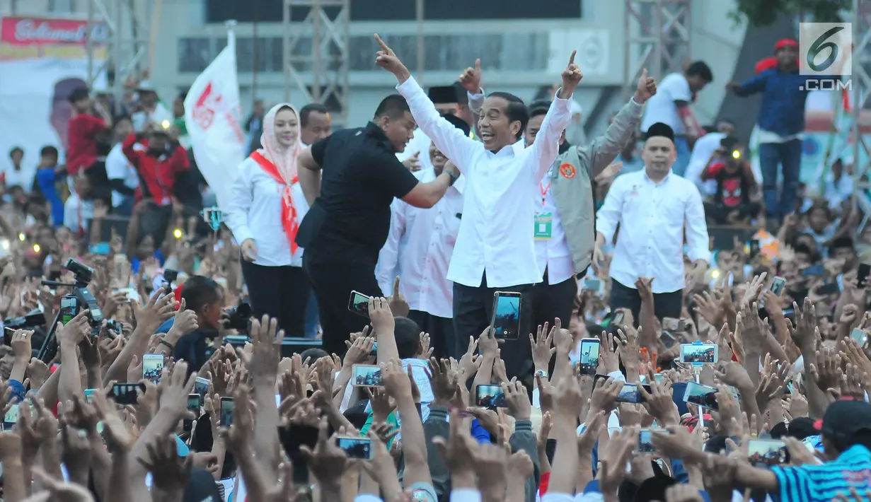 Capres nomor urut 01 Joko Widodo atau Jokowi menyapa pendukungnya saat kampanye terbuka di Alun-Alun Brebes, Jawa Tengah, Kamis (4/4). Jokowi menargetkan kemenangan lebih dari 80 persen di Brebes. (Liputan6.com/Angga Yuniar)