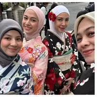 Tak hanya itu, momen spesial ini semakin berkesan dengan busana tradisional Jepang yang mereka kenakan yakni, kimono.  [@dianayulestari].