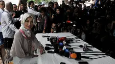 Model dan juga Anggota DPR Arzetti Bilbina berpose saat memberi keterangan pers terkait penggerebekan dirinya, Jakarta, rabu (28/10/2015). Arzetti menyangkal isu perselingkuhan dan menerangkan bahwa dirinya hanya membahas proyek CSR. (Liputan6/JohanTallo)