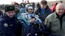 Regu penyelamat badan antariksa Rusia membantu kosmonot Rusia Anatoly Ivanishin setelah keluar dari Kapsul Soyuz MS yang berhasil mendarat di  Dzhezkazgan, Kazakhstan (30/10). (Reuters/Dmitri Lovetsky)