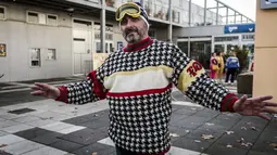 Herminio berpose saat berlangsungnya Kejuaraan Dunia Sweater Terjelek di kota Albi, Prancis pada 1 Desember 2018. Berbagai peserta dengan sweater berdesain norak pun berlomba-lomba untuk dianggap sebagai yang paling jelek. (ERIC CABANIS / AFP)