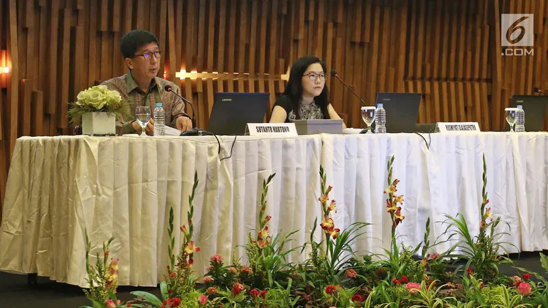 Vice President Director Emtek Grup, Sutanto Hartono (kiri) bersama Direktur PT Surya Citra Media Tbk Rusmiyati Djajaseputra menyampaikan paparan publik PT. SURYA CITA MEDIA. Tbk di SCTV TOWER, Jakarta, Senin (18/12)